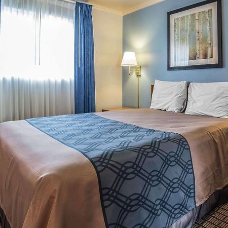 Econo Lodge Inn & Suites Logan Eksteriør bilde